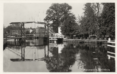 13766 Gezicht op de Vecht en de ophaalbrug te Nieuwersluis (gemeente Loenen aan de Vecht) uit het noordoosten; met op ...